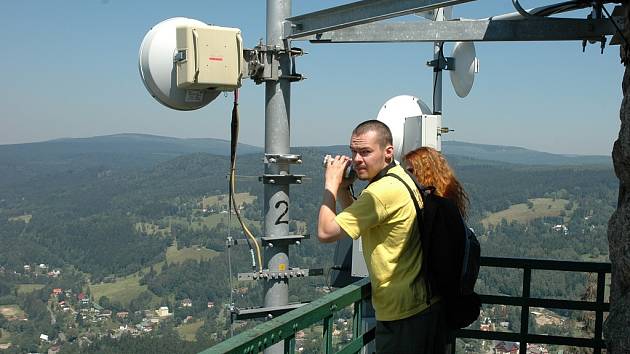 Tanvaldský Špičák je vyhledávaným místem turistů nejen z Libereckého kraje. Ti přinášejí do lokality peníze, které tu utratí.