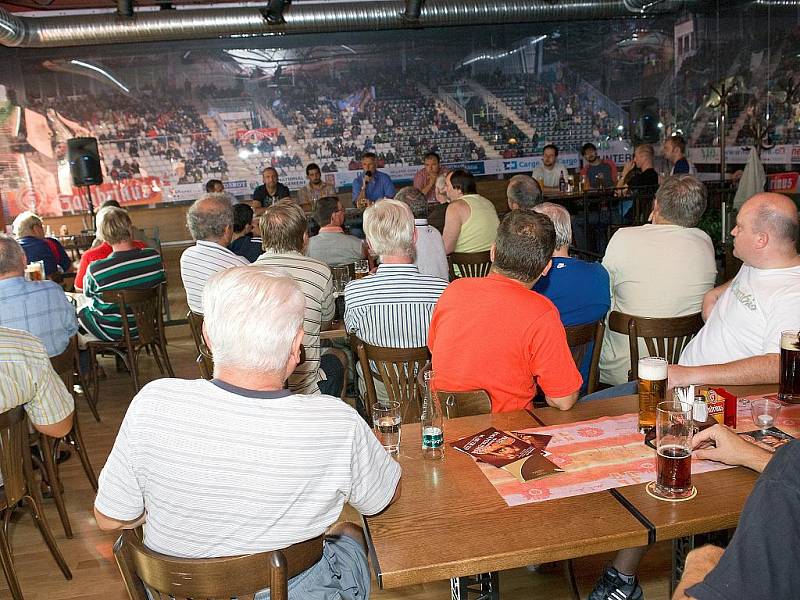 V restauraci Žižkův vrch v Jablonci nad Nisou se ve středu konalo tradiční setkání zástupců FK BAUMIT Jablonec se zelenobílými fanoušky.