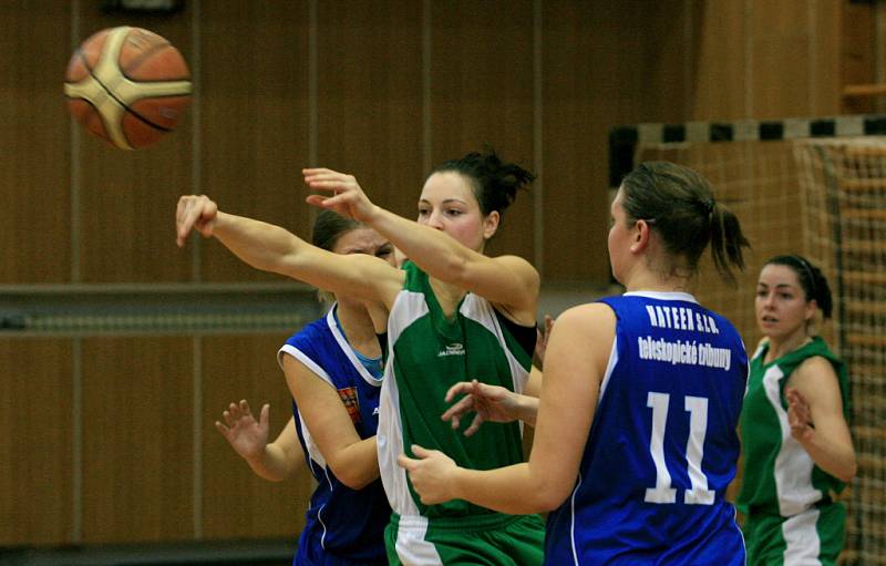 Jablonecké basketbalistky (v zeleném) porazily Plzeň.