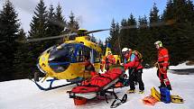 Horští záchranáři též cvičí zásahy v obtížných podmínkách. Tentokrát byla úkolem záchrana skialpinisty ze svahu Smědavské hory, jeho nalezení, ošetření a následný transport vysokým sněhem k cestě.