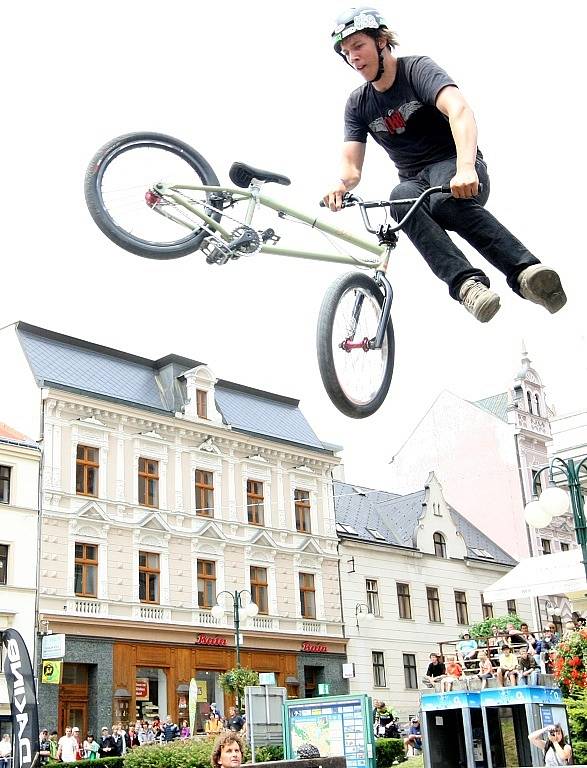 Elteq Down Town Jablonec 2008. Dolů městem přes překážky se v sobotu vydalo 150 dovážných jezdců, mezi nimi jedno děvče na sjezdových speciálech. Sjezdu  předcházela exhibice ve skocích na kole na rampě. 