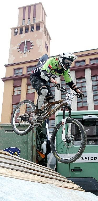 Elteq Down Town Jablonec 2008. Dolů městem přes překážky se v sobotu vydalo 150 dovážných jezdců, mezi nimi jedno děvče na sjezdových speciálech. Sjezdu  předcházela exhibice ve skocích na kole na rampě. 