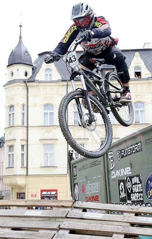 Elteq Down Town Jablonec 2008. Dolů městem přes překážky se v sobotu vydalo 150 dovážných jezdců, mezi nimi jedno děvče na sjezdových speciálech. Sjezdu  předcházela exhibice ve skocích na kole na rampě. 