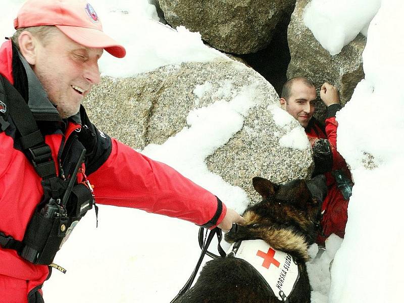 Patnáct psovodů se psy absolvovalo v pátek v kamenolomu Hraničná pravidelnou zkoušku ve vyhledávání osob. Pavel Hořejší s osmiletým Benjim zažili dramatický moment, kdy se pes po vyštěkání figuranta nad strží zachytil zadní nohou o větev.