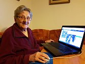 Je ročník 1928… Anna Bučinová z Jablonce sice nemá počítač úplně „v malíku“, ale internet patří k jejímu běžnému životu.