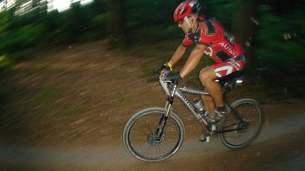 BOREC. Velmi dobře zvládál extrémní cyklistický závod MTB 24 hodin na kole jablonecký Petr Salaba.