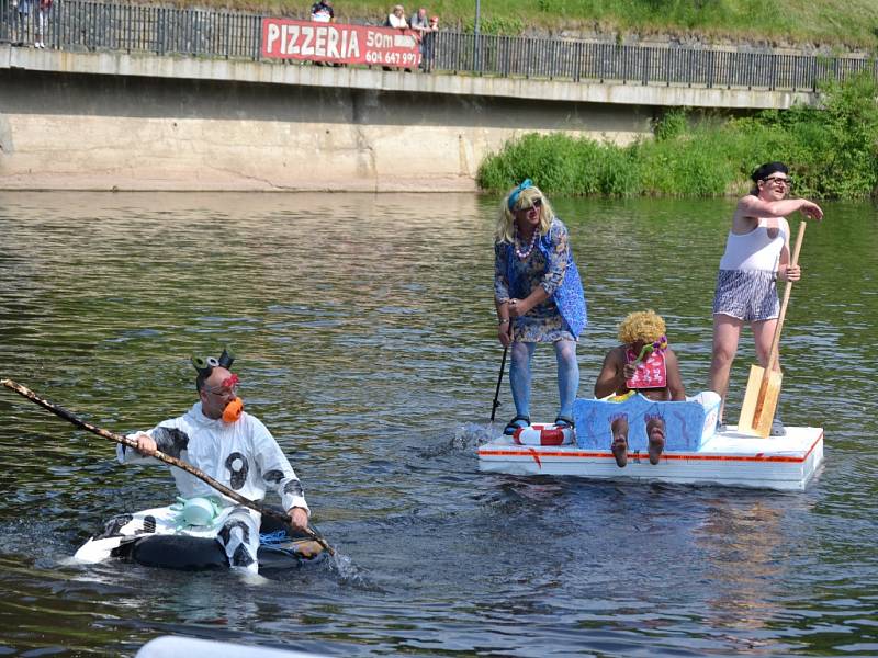 Tradiční neckyáda na Jizeře v areálu Žlutých lázní vyvrcholila sjezdem splavu.