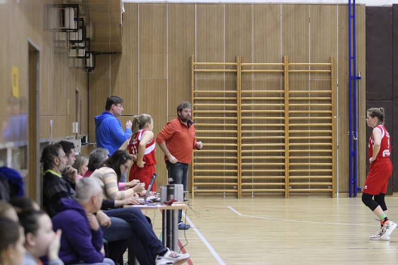 Ženy, basketbalistky TJ Bižuterie sice poslední zápas v letošním roce doma prohrály, ale jinak se drží na sedmém místě tabulky a to je v silné konkurenci úspěch.