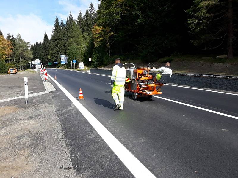 Část silnice z Harrachova do Polska je opravená.