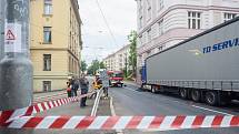 Policie vyšetřuje nehodu nákladního automobilu a chodce, která se stala 11. září před desátou hodinou dopoledne v Jablonci nad Nisou na křižovatce ulic Budovatelů a Poštovní.