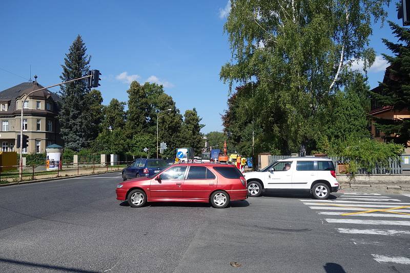 Ulice Palackého, kudy vede doprava na Liberec i Tanvald a Harrachov.