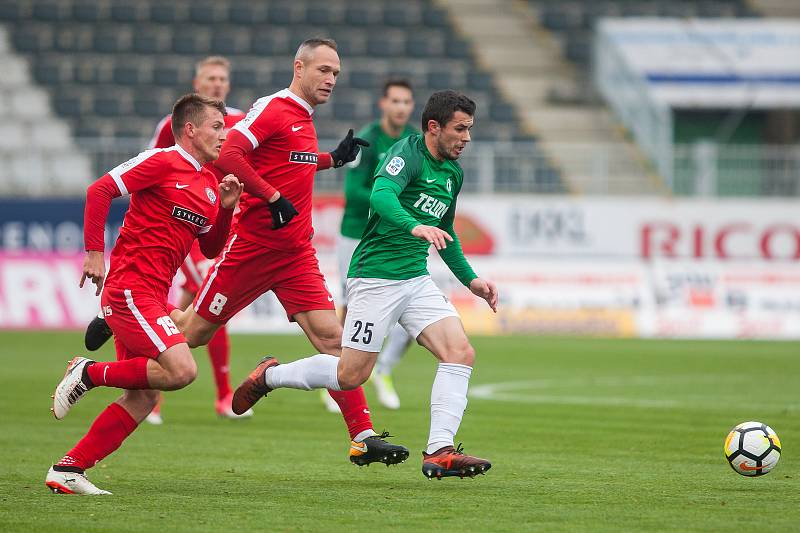 Zápas 13. kola první fotbalové ligy mezi týmy FK Jablonec a FC Zbrojovka Brno se odehrál 5. listopadu na stadionu Střelnice v Jablonci nad Nisou. Na snímku zprava Vladimir Jovović, Jan Polák a Milan Lutonský.