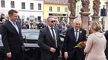 Prezident Miloš Zeman přijel do Jilemnice v doprovodu hejtmana Libereckého kraje Martina Půty. Očekávala je starostka Jana Čechová. 