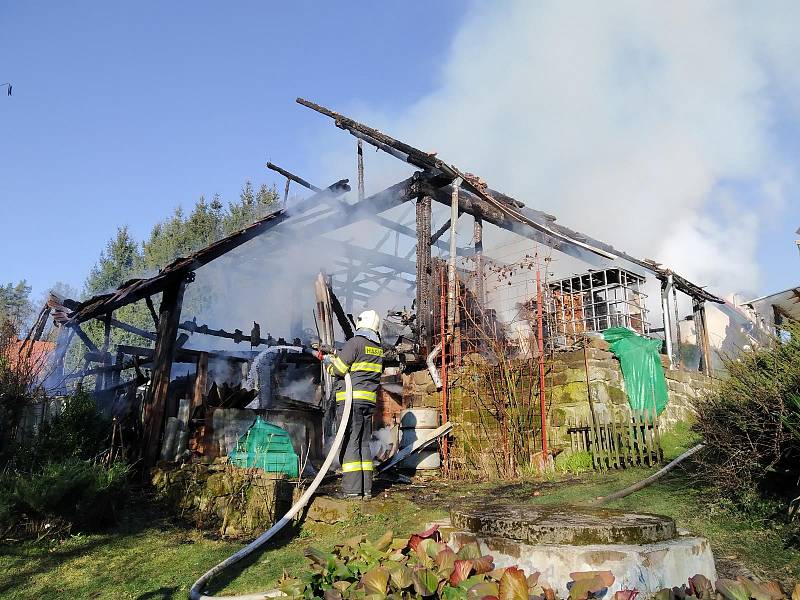 Plameny kompletně zachvátily stodolu v Dolní Sytové.
