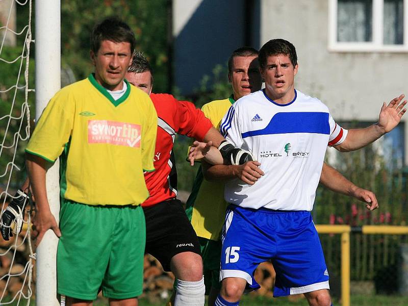 Fotbalisté Jiskry Mšeno porazili v prvním přáteláku Višňovou (ve žlutém) 3:2.