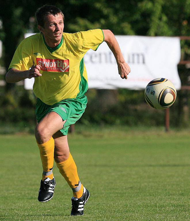 Fotbalisté Jiskry Mšeno porazili v prvním přáteláku Višňovou (ve žlutém) 3:2.