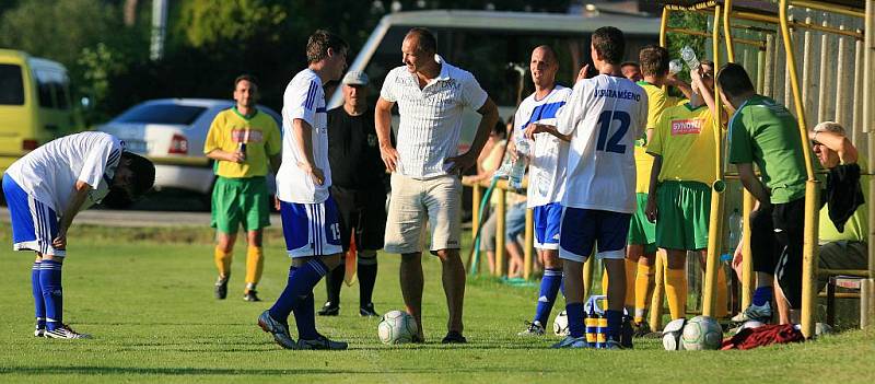 Fotbalisté Jiskry Mšeno porazili v prvním přáteláku Višňovou (ve žlutém) 3:2.