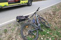 Nehoda v Pulečném na Jablonecku. Senior, který jel na elektrokole neměl cyklistickou přilbu.