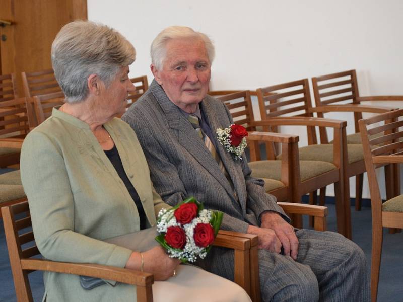 Vstup do manželství před 55 lety si v obřadní síni jablonecké radnice slavnostně připomněli manželé Jaroslava a Josef Slukovi.