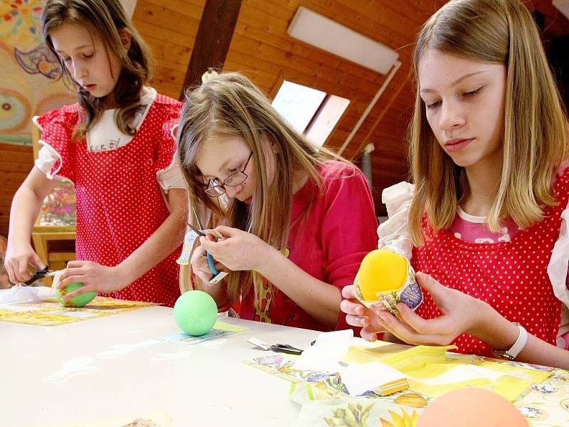 Ve smržovském výtvarném centru Sněženka vyráběly děti Velikonoční vajíčka. Alena Šejblová, pracovnice centra připravila dětem polystyrenová vejce, které děti svojí fantazií dotvářely.