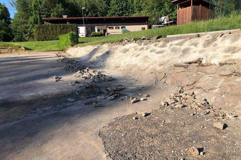 Oprava požární nádrže - koupaliště v Loužnici.