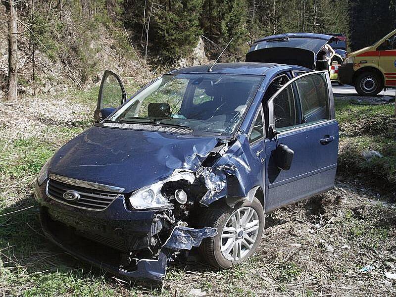 V zatáčkách mezi Železným Brodem a Loužnicí. Pětadvacetiletý motocyklista v pravotočivé zatáčce nepřizpůsobil rychlost silnici a vyjel do protisměru. Čelně narazil do protijedoucího automobilu.