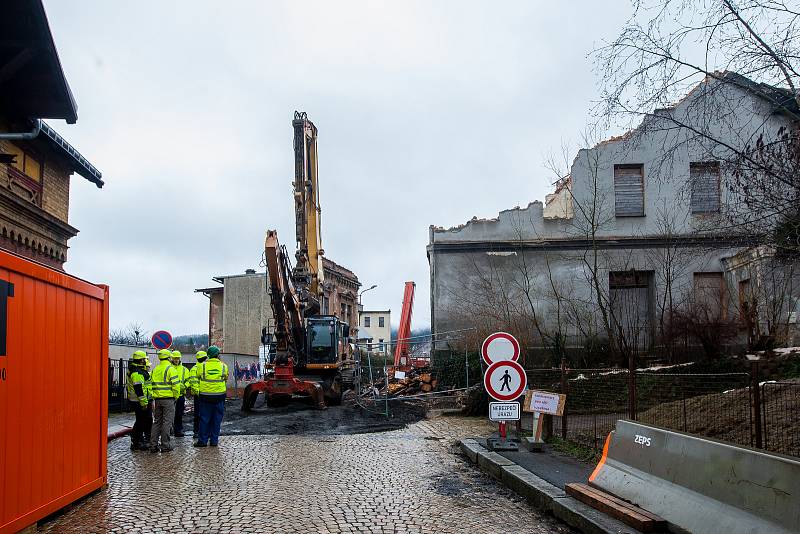 Ve Smetanově ulici v Jablonci nad Nisou pokračuje 1. února demolice objektu ve kterém sídlil bývalý státní podnik JAVOZ.