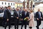 Prezident Miloš Zeman přijel do Jilemnice v doprovodu hejtmana Libereckého kraje Martina Půty. Očekávala je starostka Jana Čechová. 