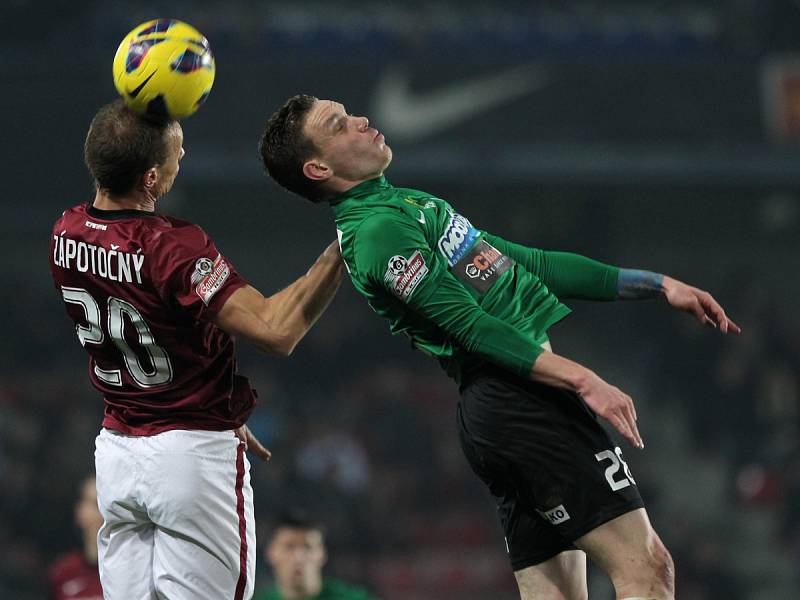 Jablonec hrál na Spartě 2:2. Na snímku Tomáš Zápotočný ze Sparty a Ondřej Vaněk z Jablonce.