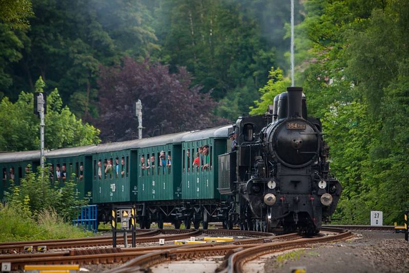 Do Tanvaldu dojela 100 let stará parní lokomotiva. Zůstane tu až do 3. července. 