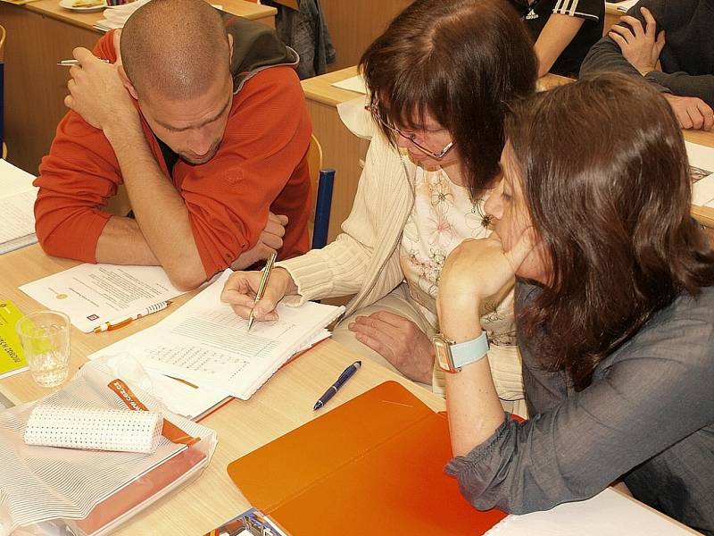 Pedagogové z Libereckého kraje si lámou hlavu nad jedním z praktických cvičení během vzdělávacího semináře.