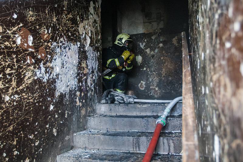 Cvičení hasičů 28. září v Tanvaldě. Jednotka prováděla reálnou simulaci hašení požáru v bytovém objektu.