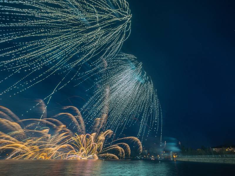 Jablonecký ohňostroj na přehradě a lampionový průvod pod vedením mažoretek Jablonecká jablíčka. 