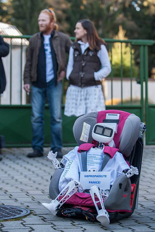 Matylda, humanoidní open source robot z dílny OpenTechLab Jablonec nad Nisou, se 31. října vydal stopem do Muzea rekordů a kuriozit v Pelhřimově. Matyldu je možné na její cestě sledovat online na facebooku nebo v mobilní aplikaci.