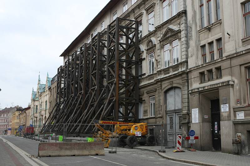 Vzpěry na budově hrozící zřícením v ulici Podhorská v Jablonci nad Nisou