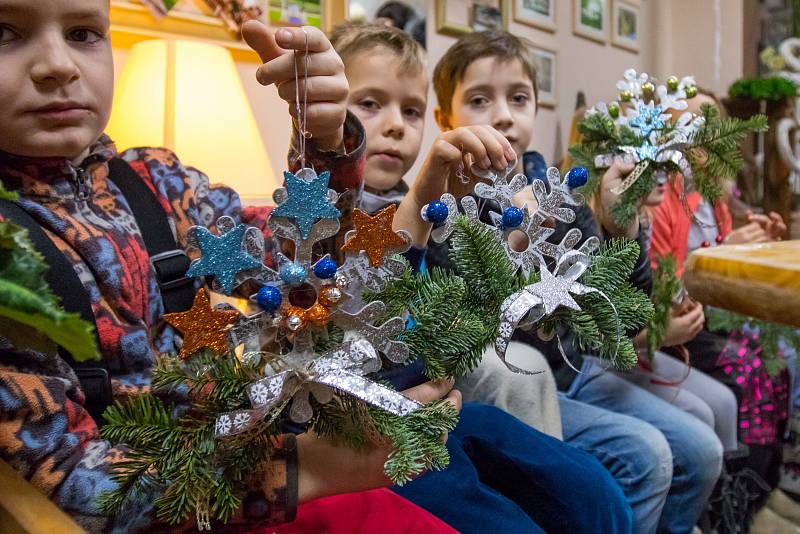 Děti si vyráběli vánoční ozdoby v květinářství Gracia v Jablonci nad Nisou.