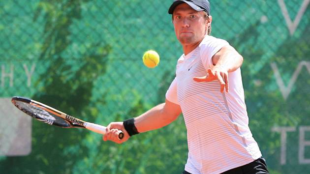 Mezinárodní tenisový turnaj Futures v Jablonci. Loňský vítěz turnaje Futures v Jablonci Rakušan Mark Rath postoupil do 2. kola po dramatickém zápase.