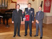 Petr Bartoň (uprostřed) už daroval 270 krát svou krev či její složky. Vyznamenání mu předal prezident ČČK Marek Jukl (vlevo) na slavnostním ceremoniál v Malostranském paláci v Praze. 