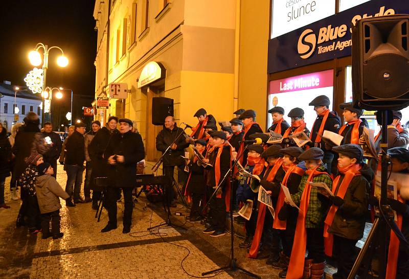 Se svařáčkem, horkým čajem a tácy cukroví se zpívalo před jabloneckou pobočkou Cestovní kanceláře Blue Style, která právě dnes otevírala. Vánoční řetěz na znamení zahájení provozu přestřihl primátor Jablonce Petr Beitl a zastupitelka Renata Sotáková. A pa