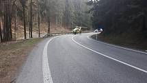 Ve středu odpoledne v serpentinách z Brodu směrem na Loužnici nezvládl motorkář stroj a narazil do stromu. Skončil v nemocnici.