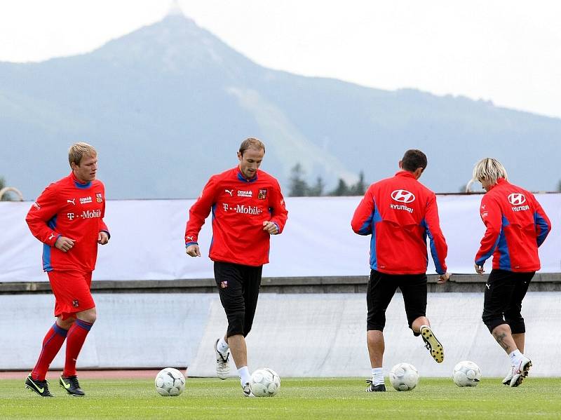 Pod vedením kouče trénovali ve čtvrtek reprezentanti na trávě Chance arény v Jablonci, kde v pátek sehrají utkání s reprezentací Malty. Tréninku předcházelo setkání s novináři, jehož se zúčastnili trenér František Straka a kapitán Tomáš Hübschmann.