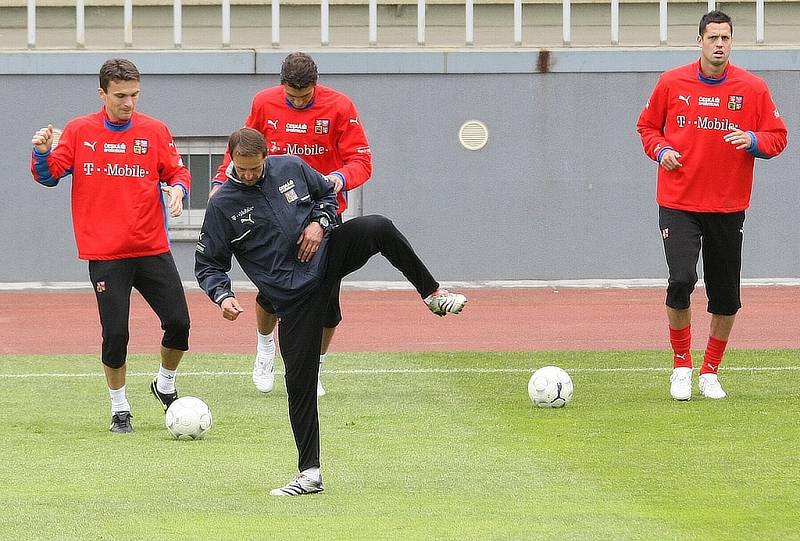 Pod vedením kouče trénovali ve čtvrtek reprezentanti na trávě Chance arény v Jablonci, kde v pátek sehrají utkání s reprezentací Malty. Tréninku předcházelo setkání s novináři, jehož se zúčastnili trenér František Straka a kapitán Tomáš Hübschmann.