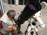 Veřejné pozorování částečného zatmění Slunce bude na jabloneckém Mírovém náměstí pomocí astronomických dalekohledů a s projekcí on-line přenosu úplného zatmění z lokalit v Rusku a Číně. 