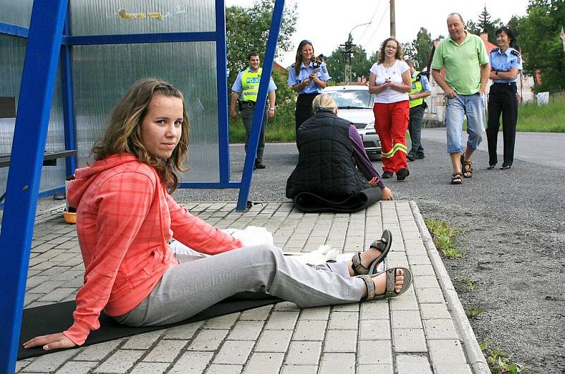 Během pátečního (10. června) dopoledne připravil Český červený kříž ve spolupráci s Policií ČR preventivní akci pro řidiče ve Smržovce, jak zvládají poskytování první pomoci.