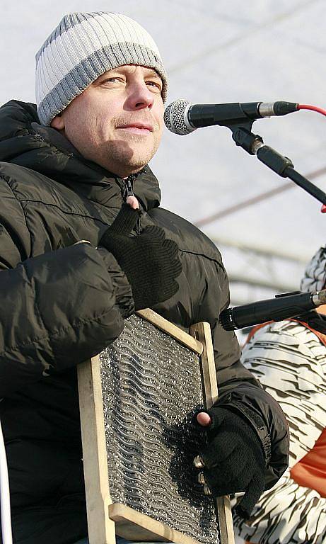 ROZJELI ZIMNÍ LYŽAŘSKOU SEZONU. V Harrachově dokonce s živou kapelou. Pod Čertovou horou koncertovala v sobotu kapela Děda Mládek Ilegal Band.