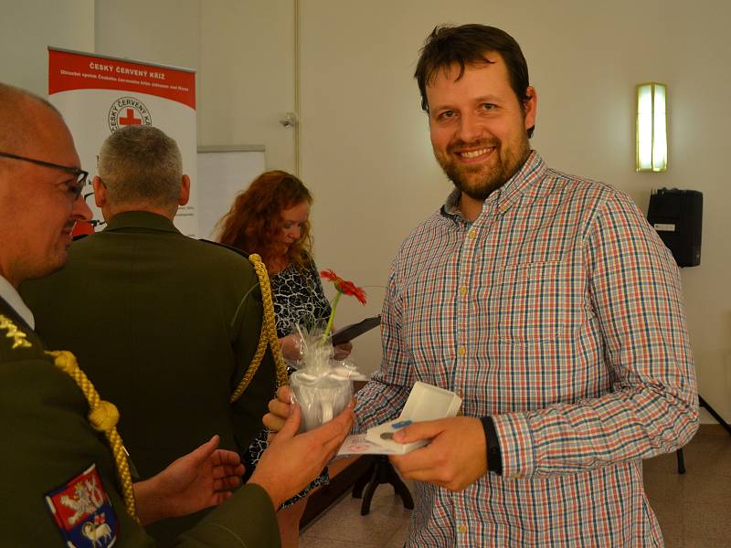 Plukovník liberecké protichemické obrany Karel Navrátil, vojenský kaplan Petr Šabaka a ředitelka Českého červeného kříže Jablonec předávali medaile Dr. Janského bezpříspěvkovým dárcům krve v kapli jablonecké nemocnice.