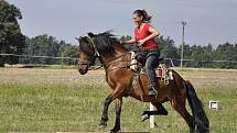 Věra Růžičková z Loužnice na koni Porthos, při závodech westernového ježdění na Sychrově. 