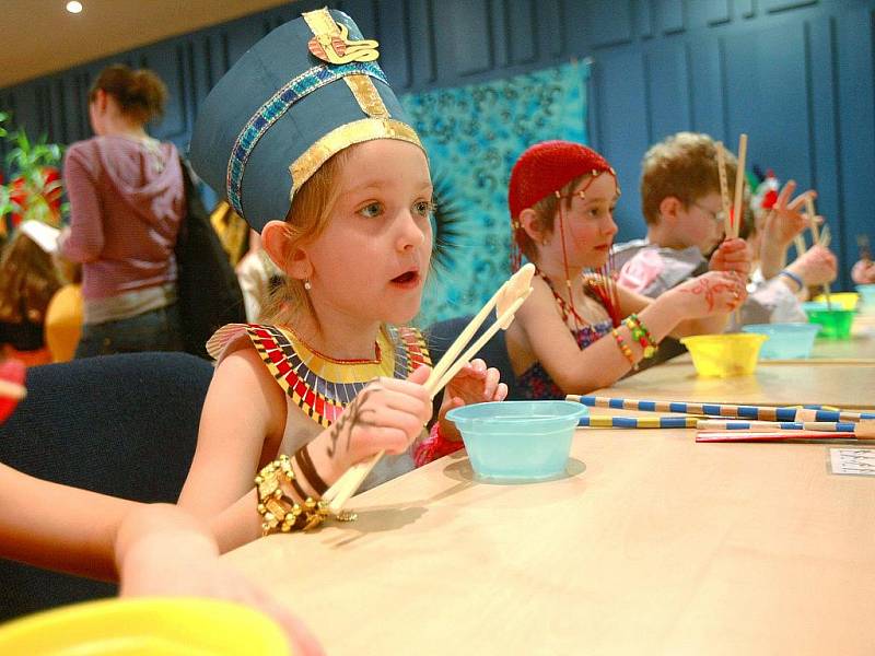 Středa dopoledne patřila v jabloneckém Eurocentru mateřským školkám z Libereckého kraje. Čtyřem stovkám dětí se věnovali budoucí pedagogové a dobrovolníci z Centra vzdělanosti. Formou cesty po soutěžních stanovištích je provedli jednotlivými světadíly.