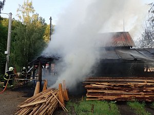 Hasiči bojovali s požárem pily v obci Desná.