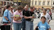 Na Mírovém náměstí před jabloneckou radnicí uspořádali ve středu 15. června Den zdravotně postižených. Odpolednem provázel Tomáš Křejčíř.